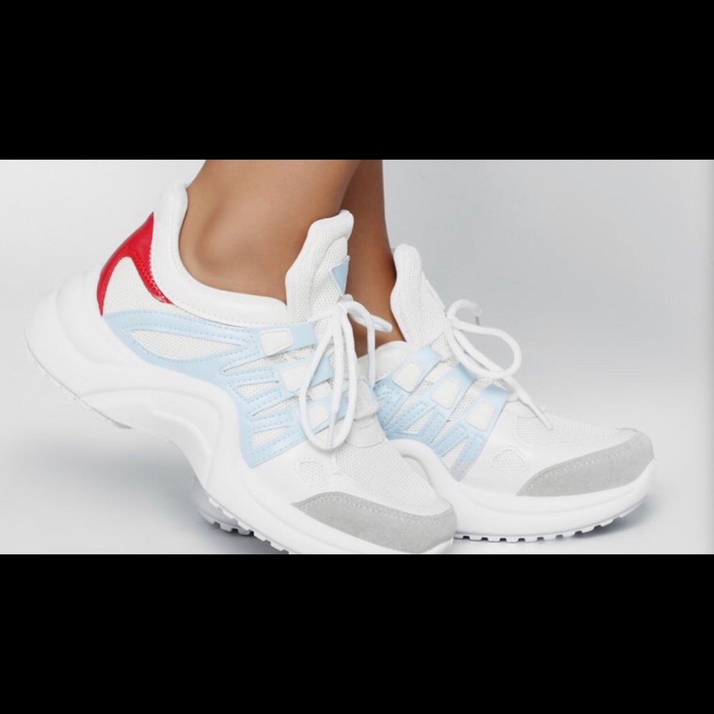 Low sneaker, lace up, arch detail..